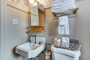 Chic Elizabethtown Apartment: Walk to Downtown!