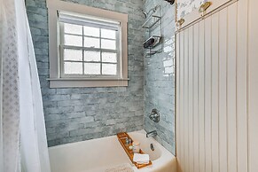 Chic Elizabethtown Apartment: Walk to Downtown!