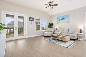 High Tide Hideaway 3 Bedroom Home by RedAwning