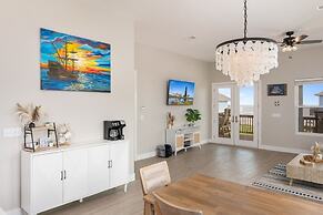 High Tide Hideaway 3 Bedroom Home by RedAwning