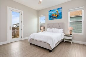 High Tide Hideaway 3 Bedroom Home by RedAwning