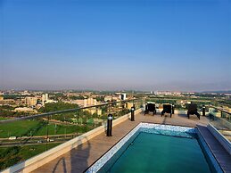 Elegant 2Bed Gem-5star Service-Pools-Gym