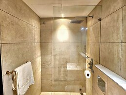 Elegant 2Bed Gem-5star Service-Pools-Gym