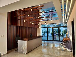 Elegant 2Bed Gem-5star Service-Pools-Gym