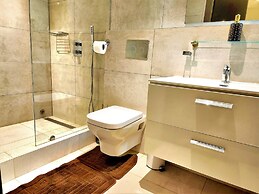 Elegant 2Bed Gem-5star Service-Pools-Gym