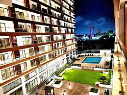 Elegant 2Bed Gem-5star Service-Pools-Gym