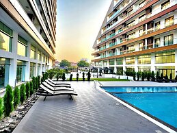 Elegant 2Bed Gem-5star Service-Pools-Gym