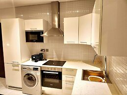 Elegant 2Bed Gem-5star Service-Pools-Gym