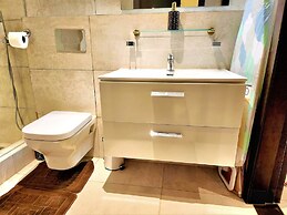 Elegant 2Bed Gem-5star Service-Pools-Gym