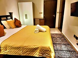 Elegant 2Bed Gem-5star Service-Pools-Gym