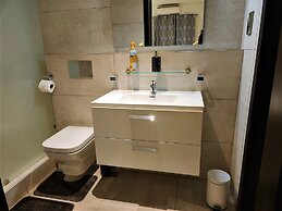 Elegant 2Bed Gem-5star Service-Pools-Gym