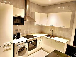 Elegant 2Bed Gem-5star Service-Pools-Gym