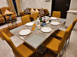 Elegant 2Bed Gem-5star Service-Pools-Gym