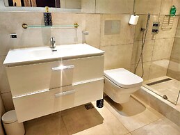 Elegant 2Bed Gem-5star Service-Pools-Gym