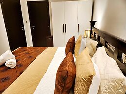 Elegant 2Bed Gem-5star Service-Pools-Gym