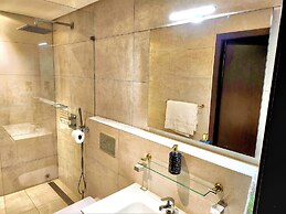 Elegant 2Bed Gem-5star Service-Pools-Gym