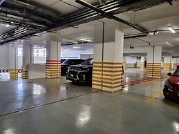 Elegant 2Bed Gem-5star Service-Pools-Gym