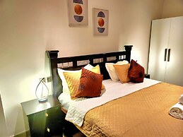 Elegant 2Bed Gem-5star Service-Pools-Gym