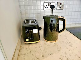 Elegant 2Bed Gem-5star Service-Pools-Gym