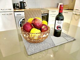 Elegant 2Bed Gem-5star Service-Pools-Gym