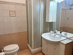 Room in B&B - Comfortable Room With Spacious Kitchen - Suite Colosseo