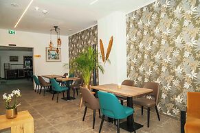 Central Hotel & Lounge Adult Only