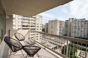 Stylish Comfort Condo in Crystal City