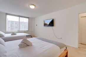 Stylish Comfort Condo in Crystal City