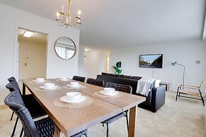 Stylish Comfort Condo in Crystal City