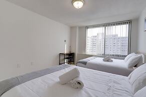 Stylish Comfort Condo in Crystal City