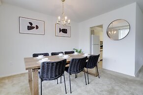 Stylish Comfort Condo in Crystal City