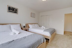 Stylish Comfort Condo in Crystal City