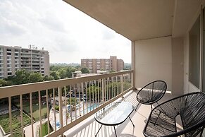 Stylish Comfort Condo in Crystal City