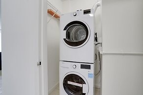 Stylish Comfort Condo in Crystal City