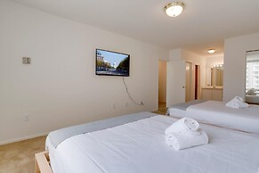 Stylish Comfort Condo in Crystal City