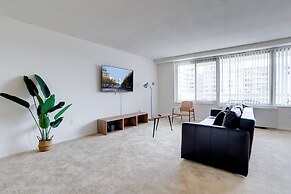 Stylish Comfort Condo in Crystal City