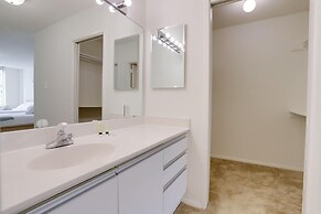 Stylish Comfort Condo in Crystal City