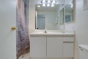 Stylish Comfort Condo in Crystal City