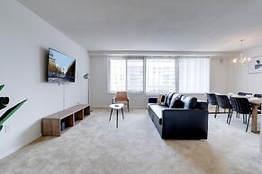 Stylish Comfort Condo in Crystal City