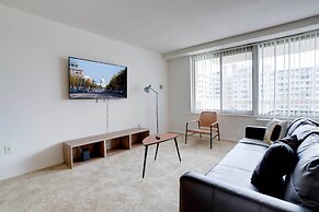 Stylish Comfort Condo in Crystal City