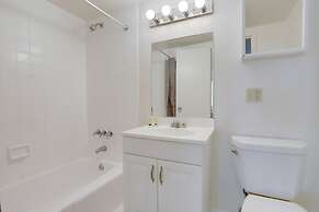 Exclusive condo at Crystal City With Gym