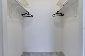 Exclusive condo at Crystal City With Gym