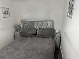 Beautiful 1-bed House in Bradford