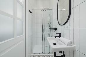 Air Conditioning & Balcony by Renters