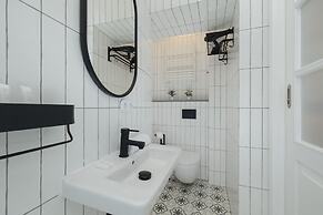 Air Conditioning & Balcony by Renters