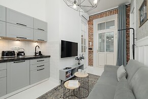 Air Conditioning & Balcony by Renters