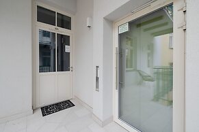 Air Conditioning & Balcony by Renters