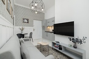 Air Conditioning & Balcony by Renters