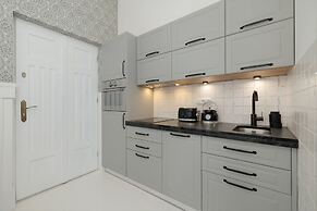 Air Conditioning & Balcony by Renters