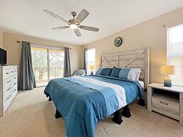 Regal Getaway 4 Bedroom Townhouse by RedAwning